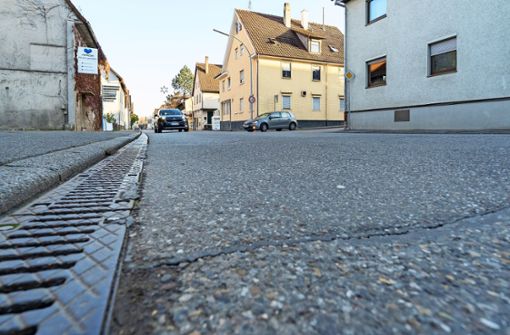 Die Stuttgarter Straße  ist stellenweise geflickt. Die Anwohner leiden darunter Foto: factum/Jürgen Bach