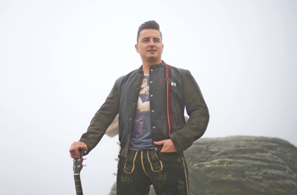 In den Bergen fühlt er sich zu Hause:  „Mountain Man“  Andreas Gabalier spielt Ziehharmonika und Gitarre