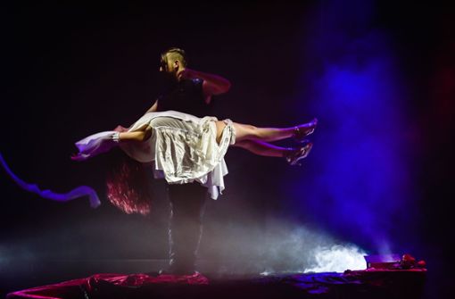 Andrew O’Ryon bringt Valentina Cocco zum Schweben Foto: Lichtgut/Max Kovalenko
