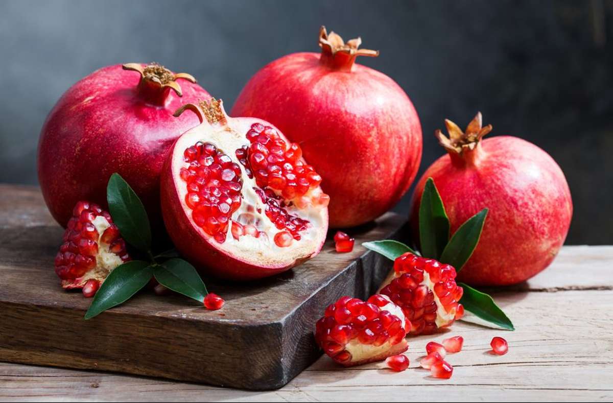 Die kleinen roten Kerne des Granatapfels sind nicht nur lecker, sondern weisen auch allerhand gesunde Inhaltsstoffe auf.
