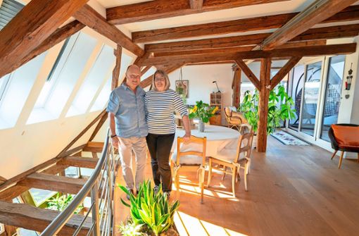 Thomas und Ingrid Farian sind mit ihrer umgebauten Scheune, die helle und großzügige Räume bietet, glücklich. Foto: Jürgen Bach