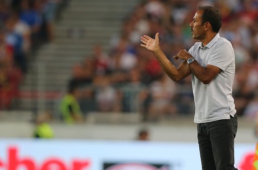 Angespannt: der VfB-Trainer Jos Luhukay steht unter Druck – auch wegen atmosphärischer Störungen. Foto: Bongarts