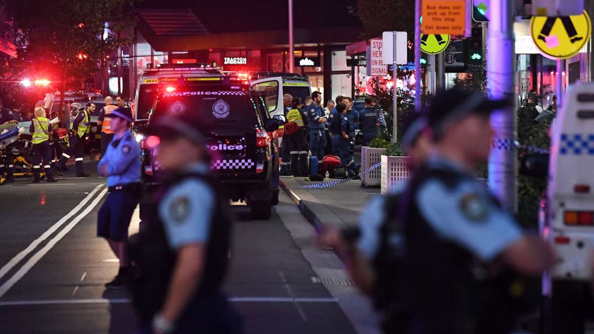 Rettungskräfte sind an der Bondi Junction zu sehen, nachdem mehrere Menschen in dem Einkaufszentrum in Sydney niedergestochen wurden.