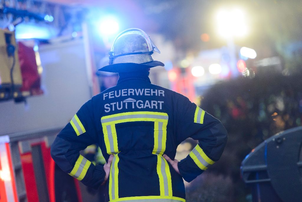Nach dem Wohnungsbrand in Stuttgart hat die Kriminalpolizei die Ermittlungen aufgenommen.