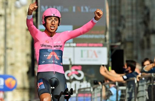 Am Ziel: Giro-Sieger Egan Bernal auf den letzten Metern des abschließenden Zeitfahrens vor dem Dom in Mailand. Foto: imago/Massimo Paolone