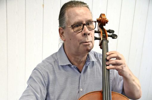 Der Musikpädagoge, Dirigent und Komponist Tilman Heiland sorgt auf dem Violoncello für den guten Ton Foto: /Rainer Kellmayer