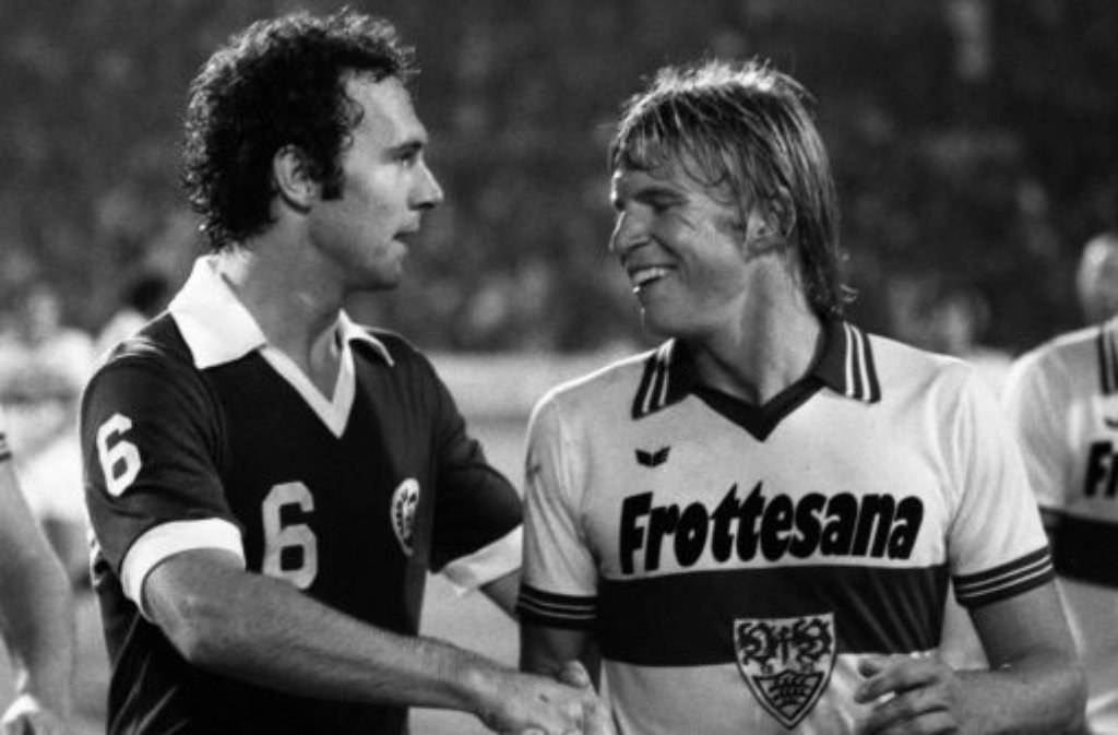 Auch Försters Bruder Bernd (rechts, mit Franz Beckenbauer) schnürte die Fußballschuhe für den VfB: Von 1982 bis 1985.