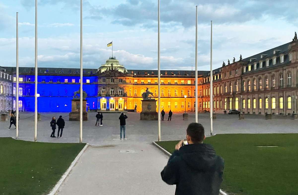 Ein begehrtes Fotomotiv: Das Neue Schloss in den Ukraine-Farben