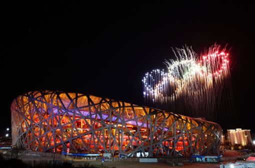 Die olympischen Ringe im Nachthimmel von Peking: Mit einer aufwendigen Zeremonie wurden die Winterspiele in China eröffnet. Foto: imago//Wang Jingqiang