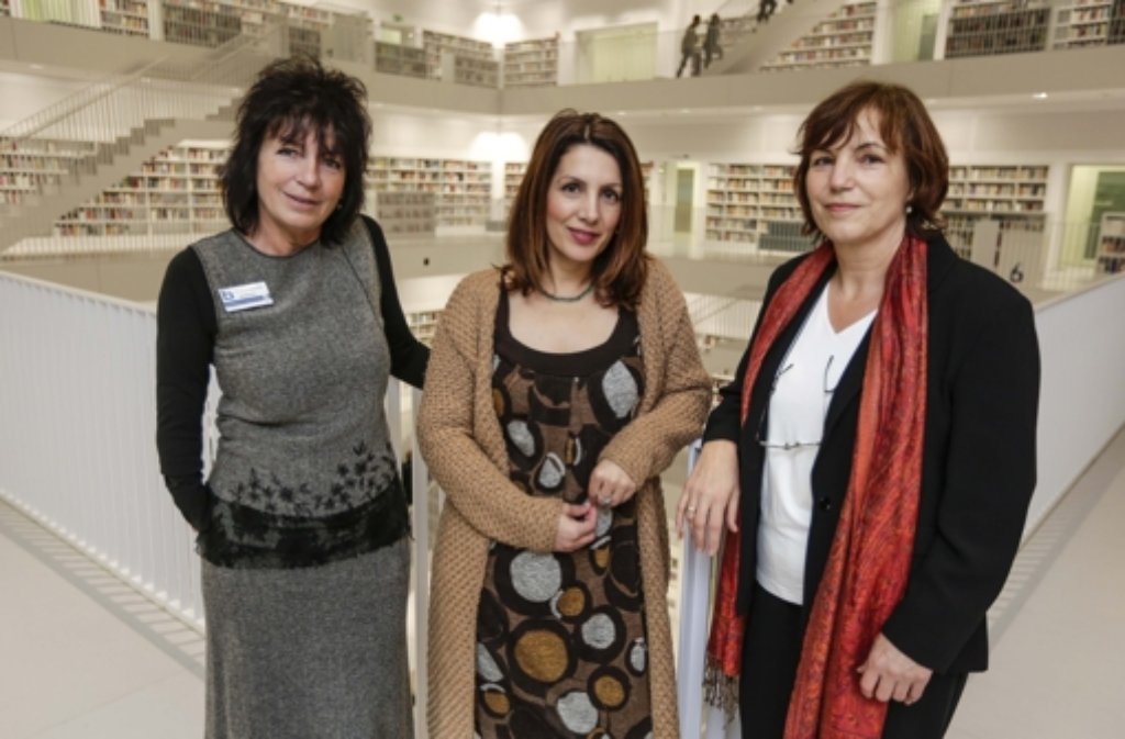 StN-Redakteurin Maria Wetzel (rechts) mit Bibliotheksdirektorin Christine Brunner (links) und Integrationsministerin Bilkay Öney.