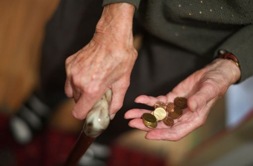 Vielen Rentnerinnen bleibt im Alter wenig Geld Foto: dpa
