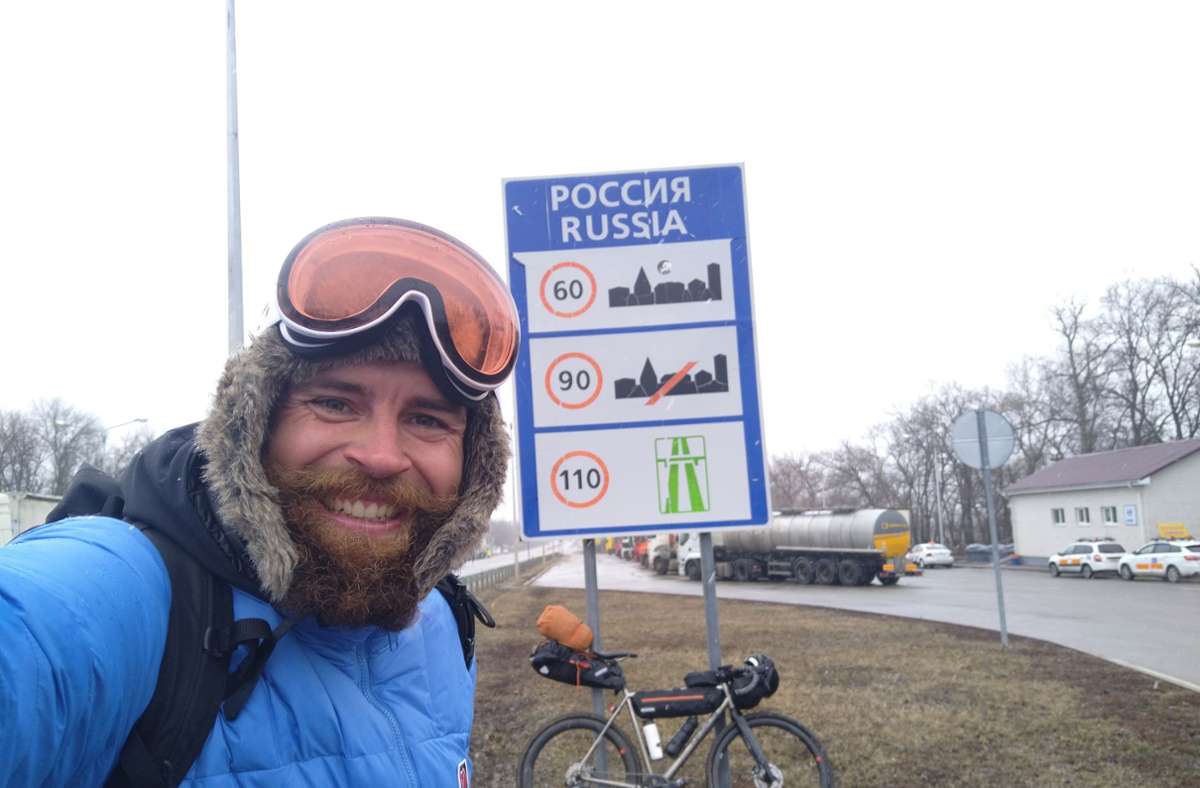 Jonas Deichmann an der Grenze zu Russland.