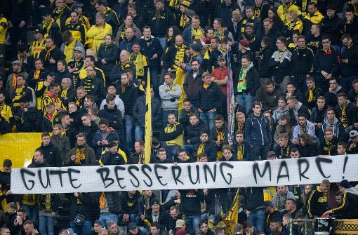 „Gute Besserung“: Dortmund-Fans wünschten vor Anpfiff dem verletzten Abwehrspieler Marc Bartra mit Transparenten eine schnelle Genesung. Foto: AFP