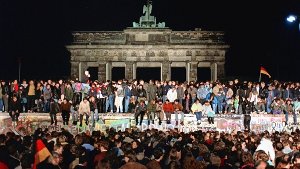 10. November 1989 in Berlin: Zehntausende jubelnde Menschen feiern am Brandenburger Tor und auf der Berliner Mauer die Öffnung der DDR-Grenzen Foto: dpa