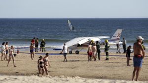 Ein Kleinflugzeug landete auf einem belebten Strand nahe Lissabon und hat dabei zwei Badegäste in den Tod gerissen. Foto: AP/dpa