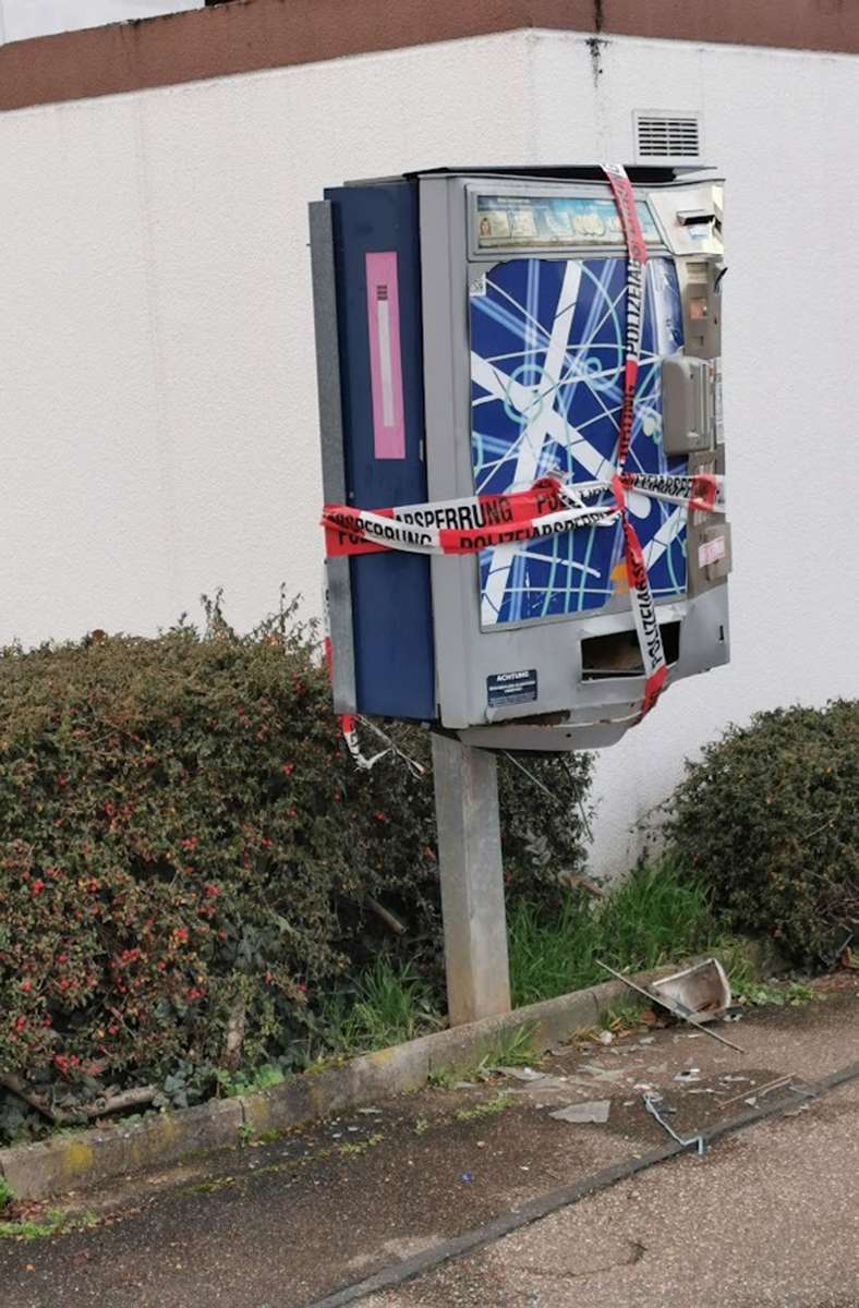 Der Zigarettenautomat in der Schlierseestraße Ecke Nixenweg, der in der Silvesternacht gesprengt wurde.