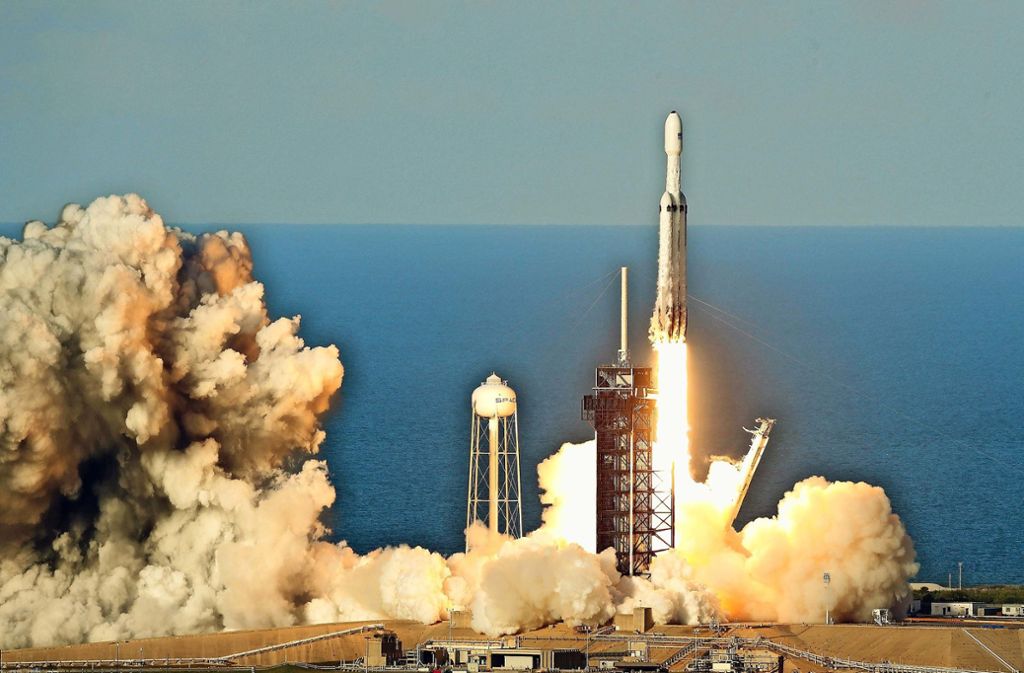 Start einer Falcon-Heavy- Rakete in Cape Canaveral: Mit einer solchen Rakete fliegt auch die Asche von Toten ins All.