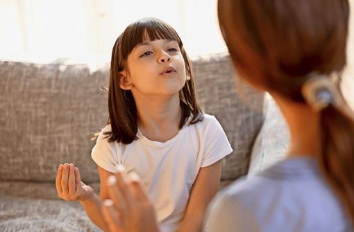 Ein Mädchen spricht Übungen mit seiner Sprachtherapeutin. Bei Sprachstörungen hilft oft Blickkontakt. Foto: / Shutterstock.com