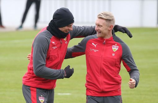 Mario Gomez und Andreas Beck haben Spaß beim VfB-Training. Foto: Pressefoto Baumann