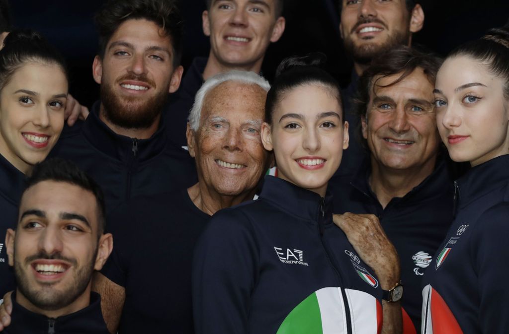 Giorgio Armani posiert am Ende seiner Show mit Olympischen Athleten aus Italien.
