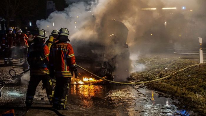Mercedes eines 35-Jährigen fängt Feuer und brennt völlig aus