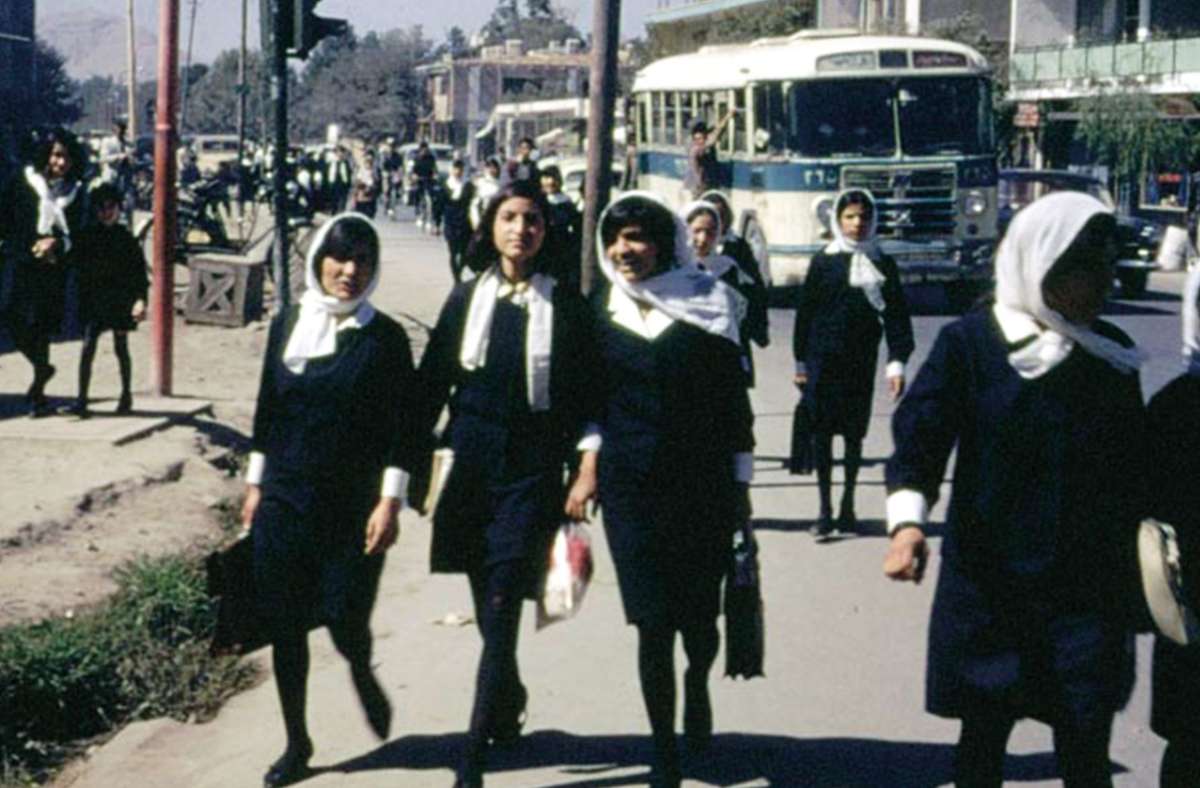 Afghanistan vor den Taliban: Frauen auf dem Weg zur Uni, locker getragene Kopftücher oder offenes Haar, halblange und auch mal kurze Röcke Foto: NDR/Dr. Bill Podlich