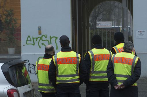 Politisten stehen am Mittwoch in Berlin unweit der von Flüchtlingen besetzten Gerhart-Hauptmann-Schule in Kreuzberg. Foto: dpa