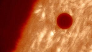 Der Merkur „beschattet“ die Sonne. Foto: dpa