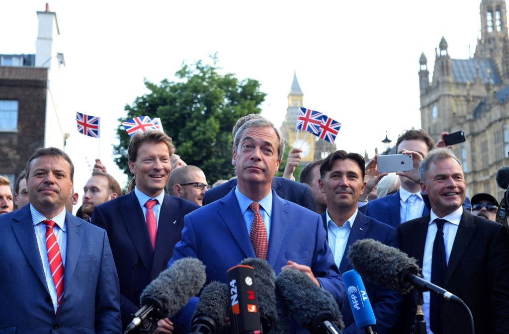 Sieht sich als Gewinner der Abstimmung, Nigel Farage (Mitte) von der UKIP-Partei.