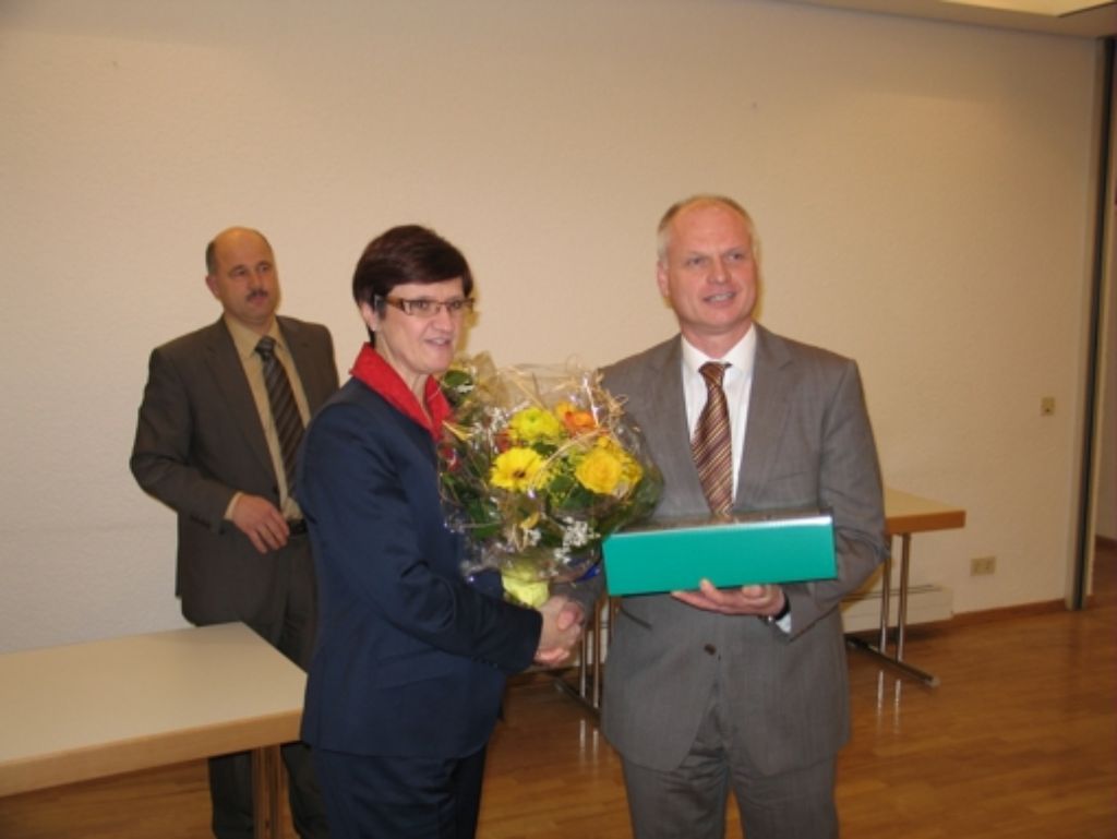 Oberbürgermeisterin  Dönig-Poppensieker gratuliert dem Sieger Foto: Otto-H. Häusser