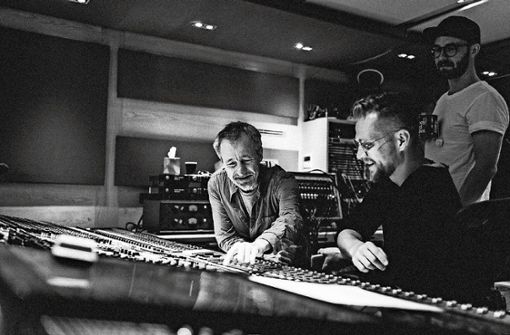 Noch renommierter als das Tucan-Studio: Ralf Mayer (links) werkelt mit Mark Forster (hinten) in den Londoner Abbey-Road-Studios, wo schon die Beatles aufnahmen. Foto: z