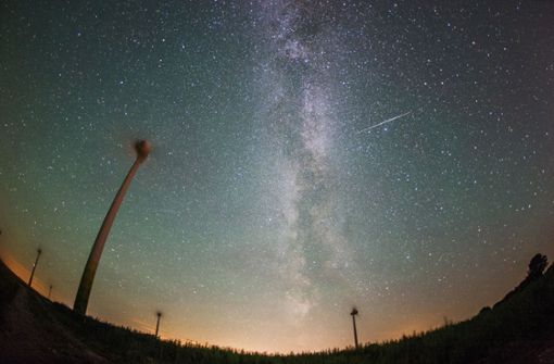 Zahlreiche Sternschnuppen könnten am Wochenende am Himmel zu beobachten sein. (Archivbild) Foto: dpa/Daniel Reinhardt
