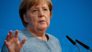 Angela Merkel will in bestimmten Städten die Diesel-Fahrverbote erschweren. Foto: AFP