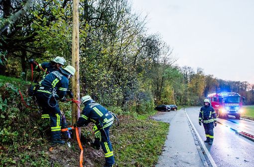 Die Feuerwehr hat sich um den umgefahrenen Mast gekümmert. Foto: KS-images.de