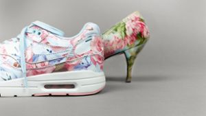 Der Sportschuh als Zitat: Nike brachte 1987 das erste Air-Max-Sneakermodell auf den Markt. Das Modell Paris ist eines von sechs der Ultra-City-Kollektion, die im Titel die Namen internationaler Metropolen tragen. Dahinter: Pumps von Christian Dior aus dem Jahr 1962. Foto: Arnoldsche Art Publishers/Oezkilinc