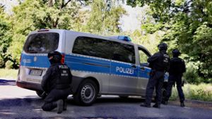 Die Polizei beendet den Großeinsatz bei Dresden, nennt aber keine Einzelheiten zum Täter. Foto: dpa