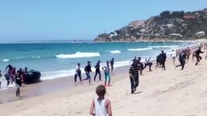 Flüchtlingsboot überrascht Touristen am Strand