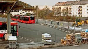 Durchgezwängt zwischen Wohnhäusern und Busdepot: die Konrad-Zuse-Straße wird bis Mitte 2016 verlängert. Foto: factum/Granville