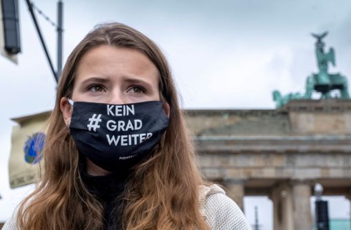 Die 24-Jährige Aktivistin Luisa Neubauer, hier bei einer Demonstration am Brandenburger Tor in Berlin, spricht  in ihrem Podcast „1,5 Grad“ mit verschiedenen Gästen. Foto: epd/Rolf Zoellner