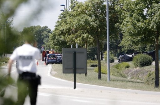 Die Polizei sichert den Tatort südöstlich von Lyon – die Fundstelle des Enthaupteten ist mit schwarzen Planen abgeschrimt Foto: AP
