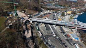 Blick auf die neue S-21-Brücke, unter der sich die Einfahrt in den Rosensteintunnel verbirgt. Wegen Brückenarbeiten in diesem Bereich wird im Sommer die B 10 ein  Wochenende lang  komplett gesperrt. Foto: Landeshauptstadt Stuttgart