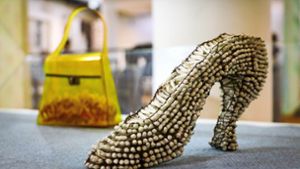 Ein gefährlicher Schuh von Julia Schrader: die Künstlerin spielt mit Rollenklischees. Foto: factum/Simon Granville