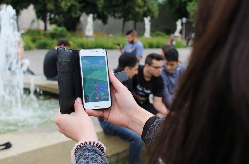 Irgendjemand hat im Stuttgarter Schlossgarten Lockmodule gelegt. Hier treffen sich nun duzende junge Leute auf der Jagd nach virtuellen Pokémon. Foto: Spanhel