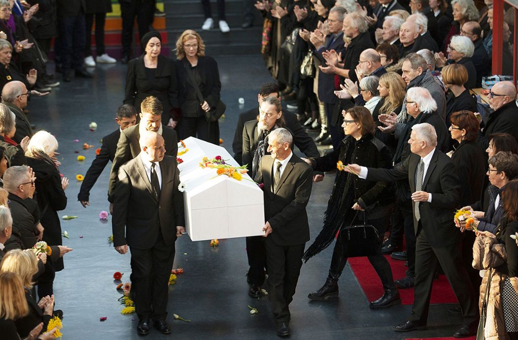 Im Foyer des Theaterhauses bilden die Trauergäste ein Spalier für Wolfgang Dauner und werfen Blumen auf seinen Sarg. Im Foyer des Theaterhauses bilden die Trauergäste ein Spalier für Wolfgang Dauner und werfen Blumen auf seinen Sarg.