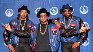 Die Rap-Gruppe Run-DMC: Joseph Run Simmons (l-r), Darryl DMC McDaniels und Jason Mizell Jam Master Jay, im März 1988. Foto: Mark Lennihan/AP/dpa