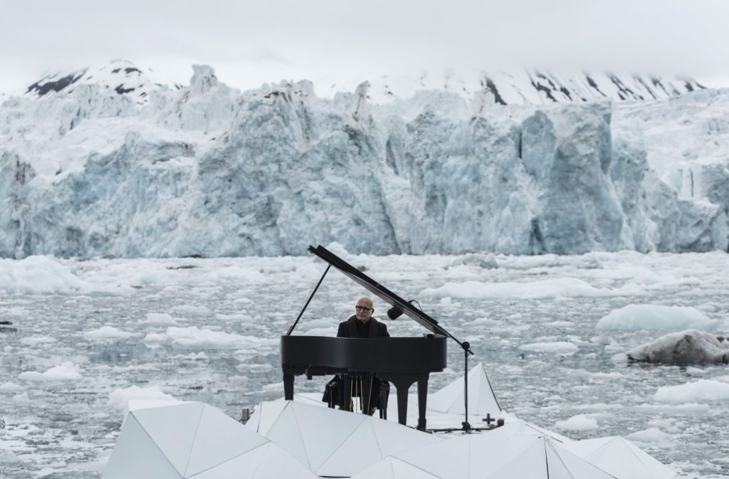 Vor den Hängen des Wahlenbergbreen-Gletschers (Norwegen) spielt der italienische Komponist Ludovico Einaudi ein Klagelied auf seinem Piano. Foto: EFE/GREENPEACE HANDOUT