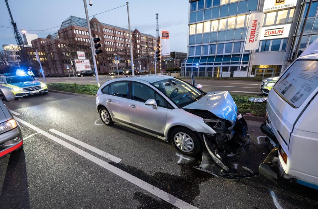 Nach Schätzungen der Polizei entstand bei dem Unfall ein Sachschaden von etwa 27.000 Euro.