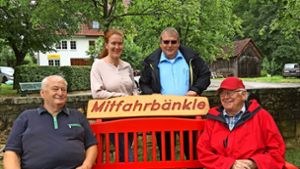 Albert Ortwein, Birgit Schwarz, Volker Krapf und Eberhard Hottenroth (von links) freuen sich über das Mitfahrbänkle, das neuerdings in Nassachmühle am Dorfplatz steht. Foto: StZ