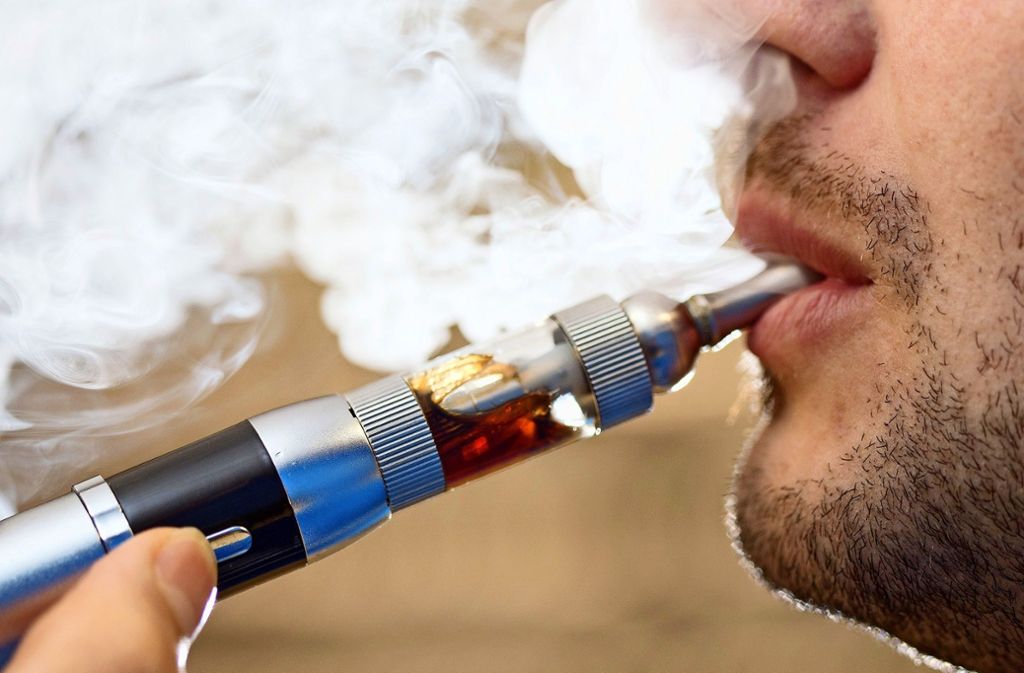 Ein Mann raucht eine E-Zigarette. Hinter den Unfällen mit ihnen stecken offenbar häufig Probleme mit den Akkus. Foto: dpa