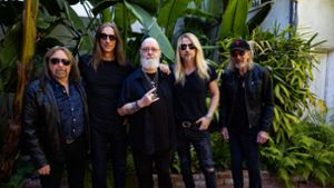 Judas Priest (l-r): Ian Hill, Scott Travis, Rob Halford, Richie Faulkner und Glenn Tipton. Foto: James Hodges/Another Dimension/Sony Music/dpa